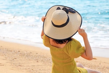 三亚旅游业逐渐“苏醒” ，上千游客在天涯海角共赏春色