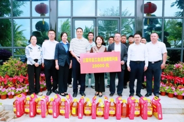 三亚市人大常委会副主任，市总工会主席符婉带队到大小洞天开展送温暖新春慰问活动