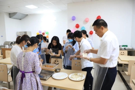 三亚旅文集团工会开展庆元宵包饺子活动