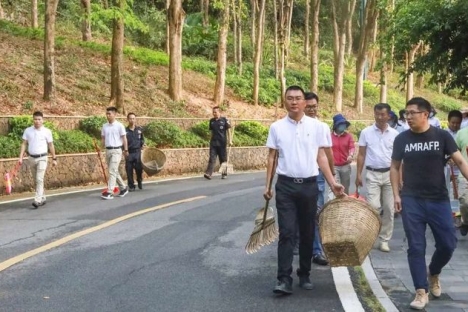 鹿回头党总支开展“我为群众办实事”大扫除党员志愿服务活动