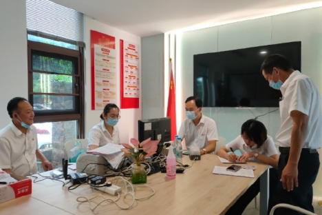 旅文集团开展“社保卡进企业换卡服务”志愿服务活动