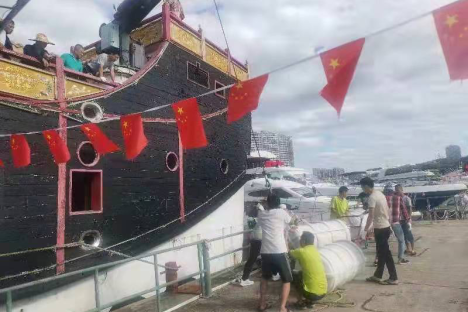 森旅联合党支部党员开展“搬家式大扫除”活动 ——清理鹿回头公共码头永乐01船舶浮台